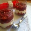 Copa de yogurt, fresas y galletas