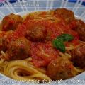 Espaguetis con salsa de tomate y albóndigas