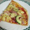 Pizza de jamón, quesos y calabacín