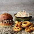 SLOPPY JOE, AROS DE CEBOLLA Y COLESLAW