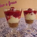Copas de cheesecake con salsa de frambuesas