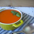 Sopa de tomate con aceite de albahaca