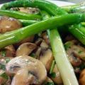 CHAMPIÑONES AL AJILLO CON ESPÁRRAGOS
