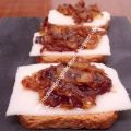 Montaditos con queso y cebolla caramelizada