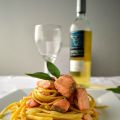 Pasta con salmón y salvia