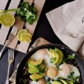 Frijoles con aguacate y huevos