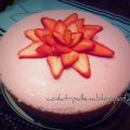 Tarta mousse de fresa con corazón de nata