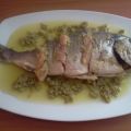 DORADA RELLENA DE BACON EN SALSA DE ALCAPARRAS
