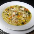 Sopa de pollo con verduras y maíz