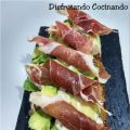 Tostada con aguacate, miel, salsa yogur y jamón