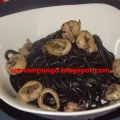 Pasta negra con chipirones encebollados