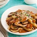 Pasta penne con pollo y hongos