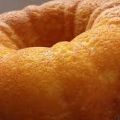 UNA TORTA EN FORMA DE ROSCA