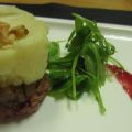 Pastel de confit de pato con patatas y piñones