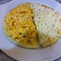 Arepa con huevos revueltos y queso