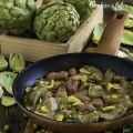 Alcachofas, guisantes y salchichas