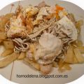 Huevos rotos con gulas y gambas