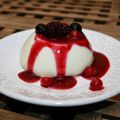 Panna Cotta de chocolate blanco y grosellas