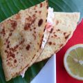 Quesadillas de surimi y papaya con crema de[...]