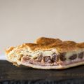 Empanada de jamón York y bacon con datiles