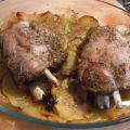 Codillo a las finas hierbas y patatas panaderas