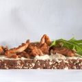 Tosta de baba ghanoush y pavo al baharat