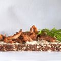 Tosta de baba ghanoush y pavo al baharat