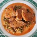 Atún con guisantes en salsa de vino blanco