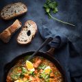 Sartén de salchichas con tomate