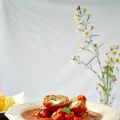 Albóndigas con tomate rellenas de huevo