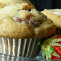 Muffins con trozos de fresa y chocolate