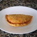 Pizza calzone de cebolla caramelizada y queso[...]