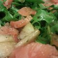 Ensalada de rúcula con peras y salmón