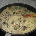Espaguetis con champiñones y calabacín