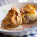 Pastelitos de manzana con mermelada de fresa