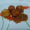 Albóndigas con salsa de tomate casera y patatas[...]