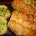 Pan crujiente al ajo, mantequilla y perejil