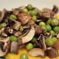 Champiñones y guisantes sobre crema de calabaza