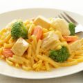Macarrones con queso, pollo y verduras