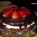 TARTA DE CHOCOLATE, FRESAS Y NATA