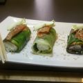Falso shushi de puerro, salmón y sésamo