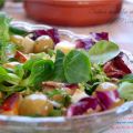 Ensalada con queso de cabra y vinagreta al pan[...]