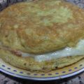 Tortilla de patatas rellena de jamón y queso