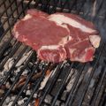 Grilowany antrykot i pieczone ziemniaki /[...]