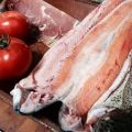 Trucha asalmonada con jamón y tomate al horno.
