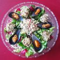 CHAMPIÑONES RELLENOS DE GULAS SOBRE ENSALADAS[...]