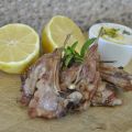 Chuletillas la brasa con crema de yogur y limón