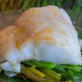Merluza al horno sobre verduras