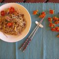Brown noodles coronados con tajetes y hojas de[...]