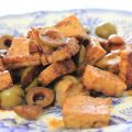Tofu al ajillo con aceitunas.